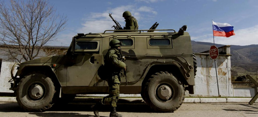 Ρώσος στρατιωτικός αναλυτής: “Ο Πούτιν παραμονεύει στην ανατολική Ουκρανία”