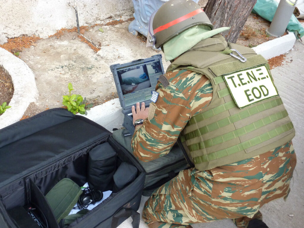 Επιχείρηση εξουδετέρωσης χειροβομβίδας από κλιμάκιο του ΤΕΝΞ (εικόνες)