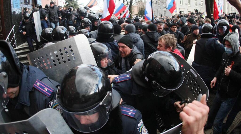 Η έφοδος στο κτίριο της SBU στο Λουγκάνσκ – Μονάδες αυτοάμυνας καταστρέφουν όχημα στο Χάρκοβο (upd – video)