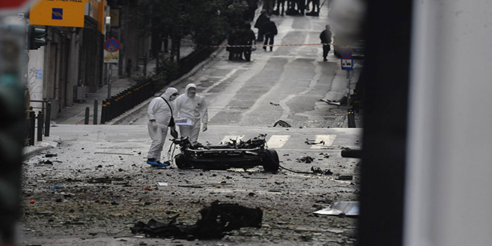 Τρομοκράτες “ανατίναξαν” το κέντρο της Αθήνας με 75 κιλά ΤΝΤ – Δράστης ο… αδειούχος Χ.Ξηρός; (upd2) (φωτο – vid)