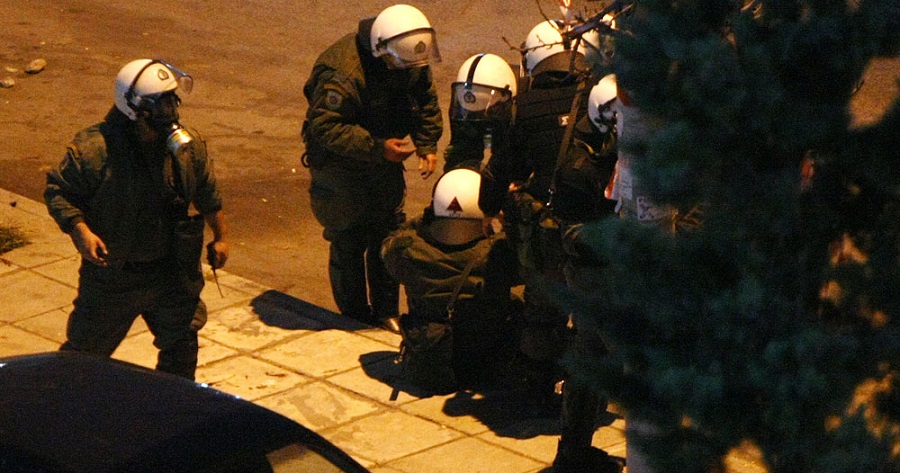 Εκτεταμένα επεισόδια μεταξύ οπαδών και ΜΑΤ στην Τούμπα [βίντεο]