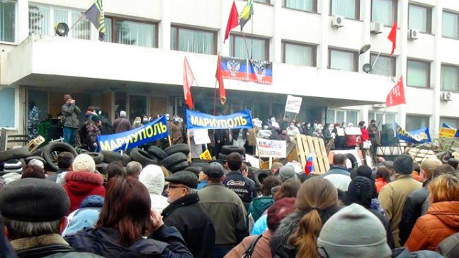 Μεγάλες διαδηλώσεις στους δρόμους της Μαριούπολης για την δολοφονία των τριών ρωσόφωνων πολιτών
