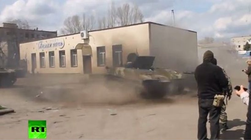 Ρωσόφωνος αρματιστής στο Slavyansk «σπινιάρει» με ΤΟΜΑ!  [βίντεο]
