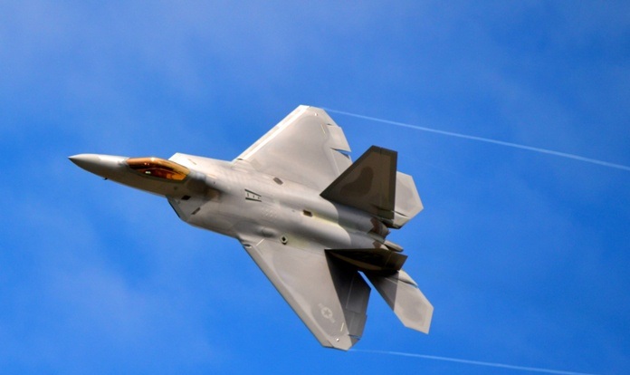 F-22A Raptor: Το αμερικανικό μαχητικό επιδεικνύει την ευελιξία του – Βίντεο
