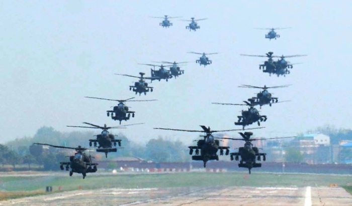 Νότια Κορέα: 24 Apache του αμερικανικού Στρατού δοκιμάζουν την ετοιμότητά τους – Βίντεο