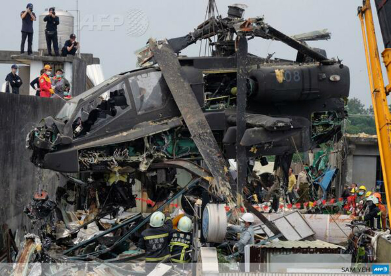 Tαϊβάν: ΑΗ-64 Αpache “καρφώθηκε” σε στέγη κτιρίου κατά τη διάρκεια στρατιωτικής άσκησης (vid)