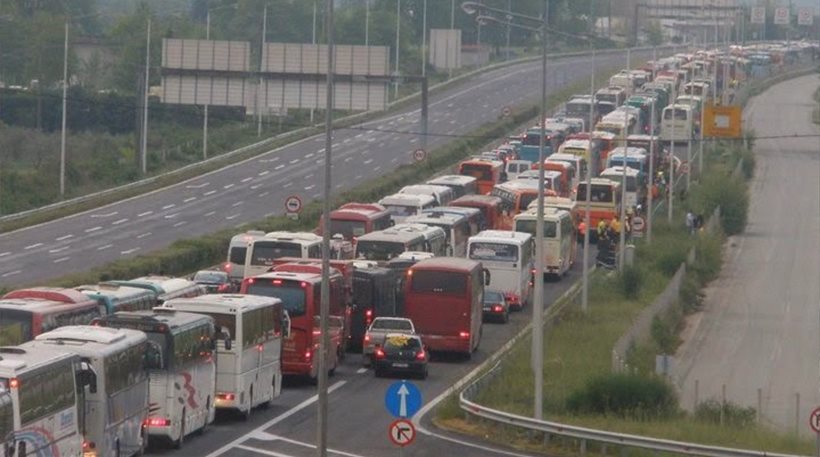 Πρωτοφανές χάος στην Εθνική Οδό με το κονβόι των οπαδών του ΠΑΟΚ [εικόνες]