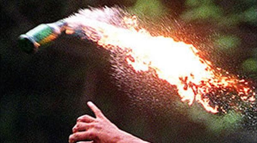 Επίθεση οπαδών με μολότοφ σε περιπολικό