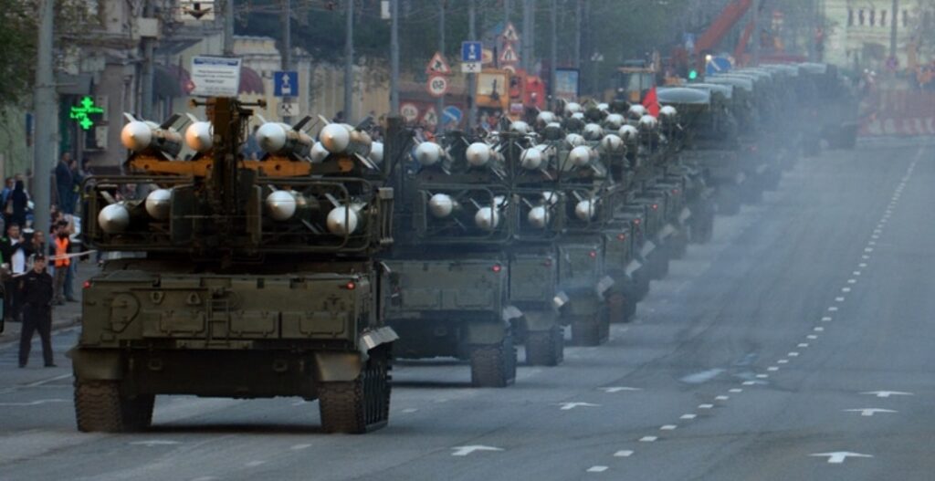 Εντυπωσιακή πρόβα επίδειξης δύναμης στους δρόμους της Μόσχας (Vid)