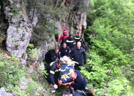 Εικόνες: Άνδρες της ΕΜΑΚ διέσωσαν ξένη τουρίστρια στη χαράδρα του Βίκου