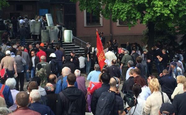 Συγκρούσεις ρωσόφωνων με καθεστωτικούς και πυροβολισμοί την Πρωτομαγιά στο Ντόνετσκ [εικόνες]
