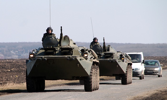 Κάτοικοι του Sloviansk σταματούν φάλαγγα τεθωρακισμένων – Βίντεο