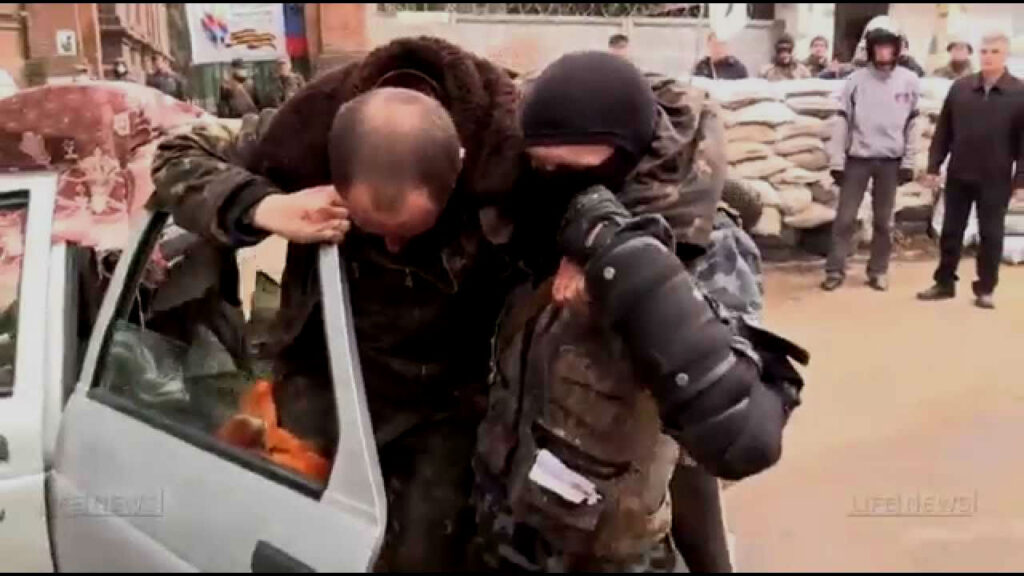 Βίντεο: Μεταφορά τραυματισμένου Ουκρανού πιλότου σε νοσοκομείο του Σλαβιάνσκ – “Οι Ουκρανοί τον άφησαν να πεθάνει”