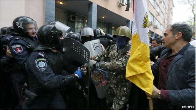 Επίθεση ρωσόφωνων στο Α.Τ. Οδησσού όπου κρατούνται αυτονομιστές