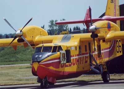 Δεμένο κρατάνε στην επιφάνεια το CL-415 που ανατράπηκε