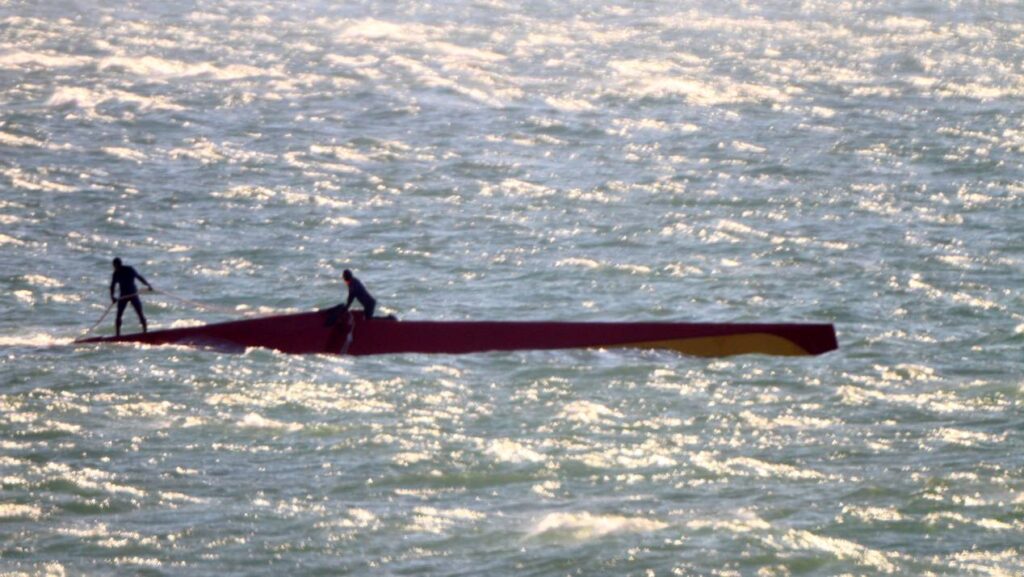 Aποκλειστικό: Βίντεο από την προσπάθεια ρυμούλκησης και ανέλκυσης του ανατραπέντος CL-415