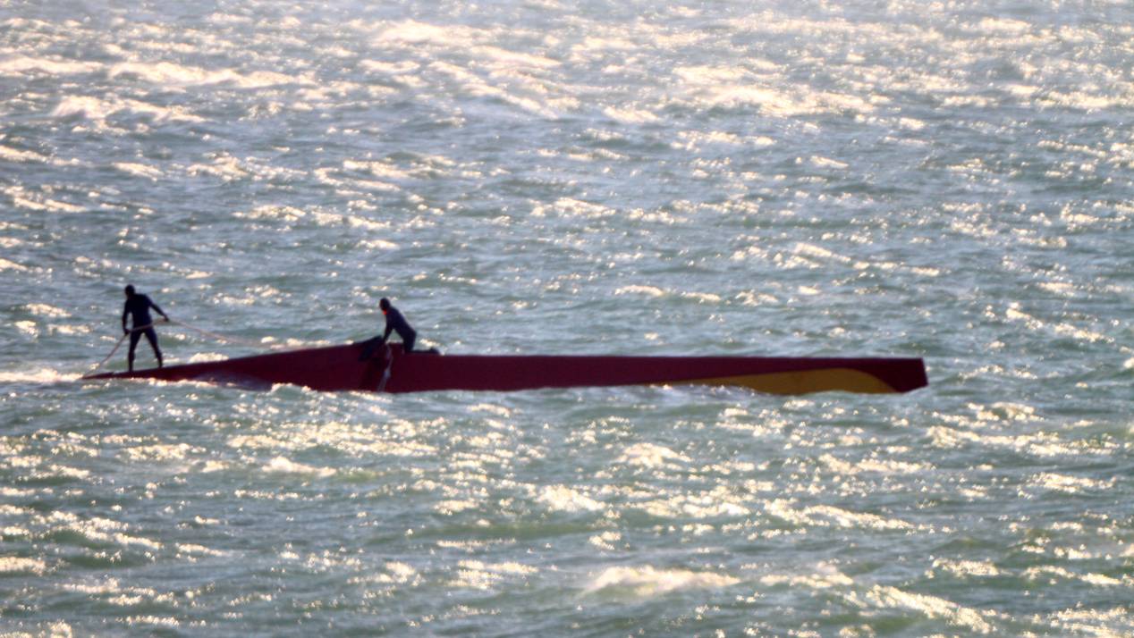 Aποκλειστικό: Βίντεο από την προσπάθεια ρυμούλκησης και ανέλκυσης του ανατραπέντος CL-415