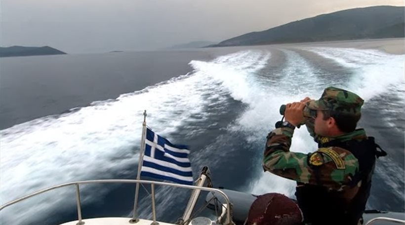 Δεν θα απελάσει τους λαθρομετανάστες της Σάμου ο Δένδιας