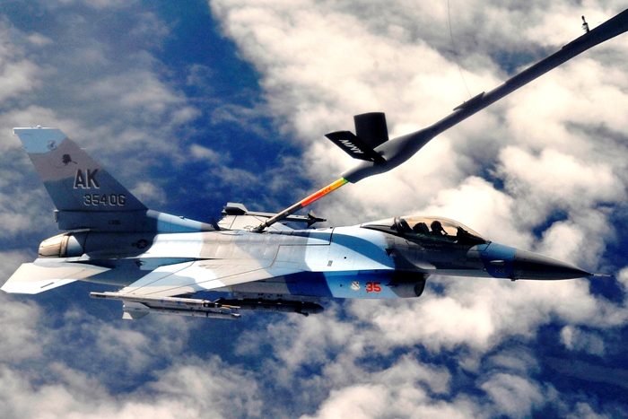 Εναέριος ανεφοδιασμός τεσσάρων F-16 από KC-135 – Βίντεο