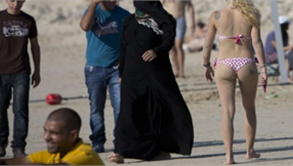 Ιταλία: Δικαστής επέβαλε πρόστιμο πάνω από 2.500 ευρώ σε Ιταλίδες επειδή φορούσαν μπικίνι σε παραλία όπου υπήρχαν μουσουλμάνοι