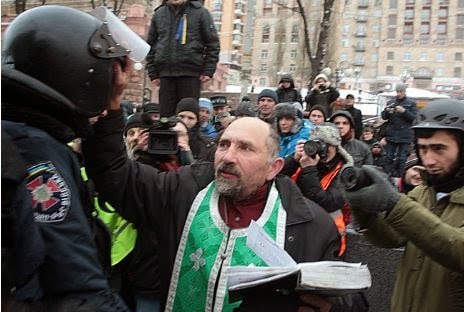 Κίεβο: Οι νεοναζί απειλούν ορθόδοξους ιερείς που ευλογούσαν την Berkut [εικόνες]
