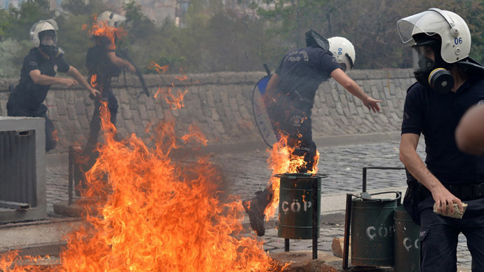 Σφοδρές συγκρούσεις στην Τουρκία μεταξύ αστυνομίας και διαδηλωτών με αφορμή το τραγικό δυστύχημα στο ανθρακωρυχείο (Vid)