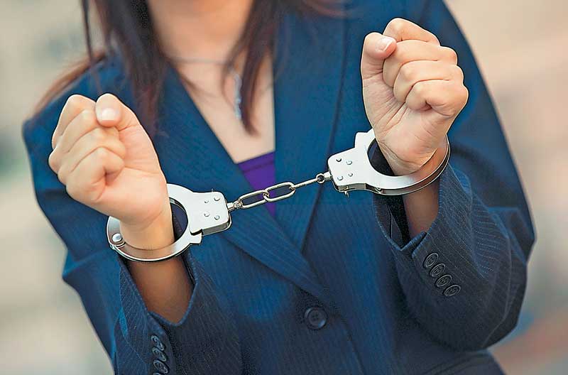 Ρόδος: Την απείλησαν, τη λήστεψαν και μετά συνέλαβαν και αυτήν