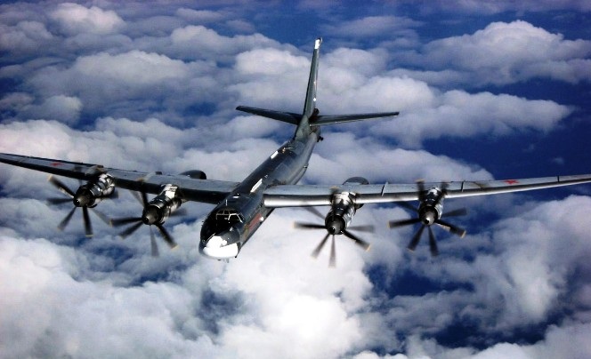 Στέλνει μήνυμα η Ρωσία: Έξι cruise βλήματα εκτόξευσε Tu-95 ενώπιον ξένων ηγετών