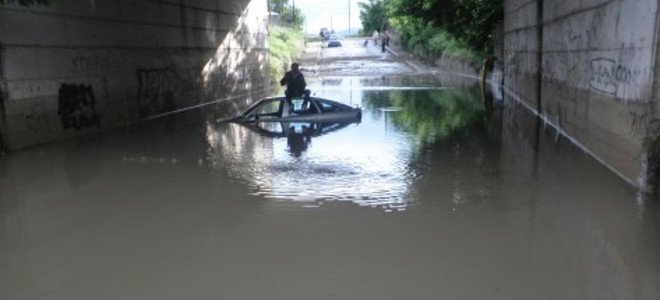 Οδηγός ανέβηκε στον ουρανό του αυτοκινήτου του για να γλιτώσει από τα ορμητικά νερά (εικόνες)