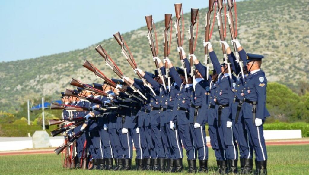 Εντυπωσιακοί οι αγώνες οπλασκήσεων των Στρατιωτικών Σχολών – Δείτε το βίντεο