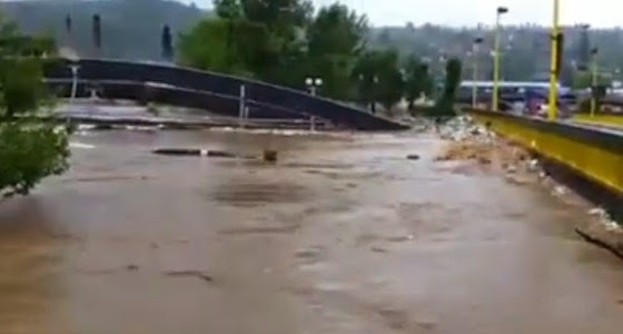 Γέφυρα παρασύρεται από τις πλημμύρες στη Βοσνία! [Βίντεο]