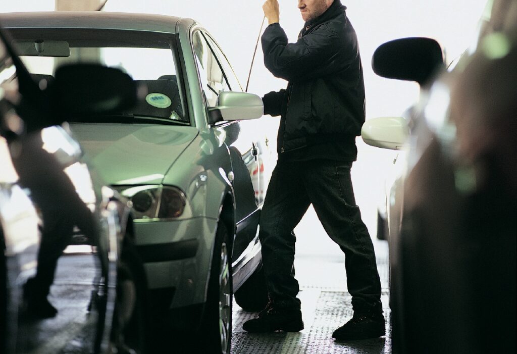 Συνελήφθη 33χρονος στη Θεσσαλονίκη που διέρρηξε 11 αυτοκίνητα μέσα σε λίγες ώρες