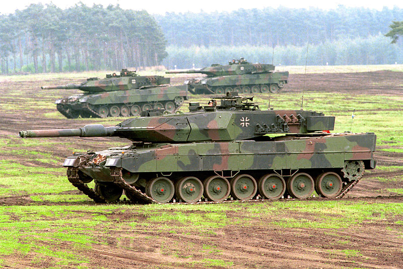 Η Πολωνία εξοπλίζεται: Παρέλαβε τα πρώτα Leopard 2A5 από τη Γερμανία