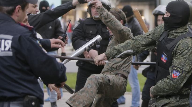 Σφοδρές μάχες ρωσόφωνων με καθεστωτικούς στην ανατολική Ουκρανία: 20 νεκροί μέχρι τώρα [vid]