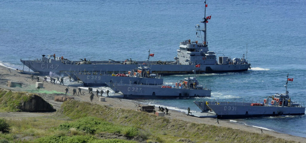 ΕΚΤΑΚΤΟ: Μεγάλη συγκέντρωση ναυτικών-αποβατικών δυνάμεων της Τουρκίας νοτιοανατολικά του Καστελόριζου (vid)