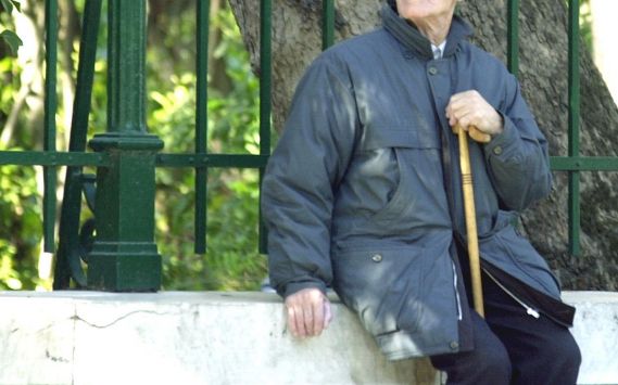 Λάρισα: Λήστεψαν και χτύπησαν ηλικιωμένο για 80 ευρώ