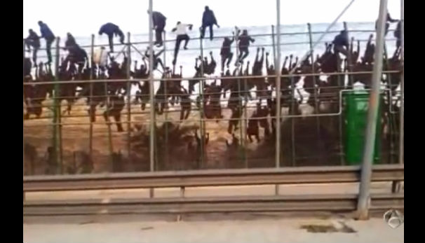 Βίντεο: Κατά χιλιάδες οι λαθρομετανάστες σκαρφαλώνουν στους ισπανικούς φράχτες