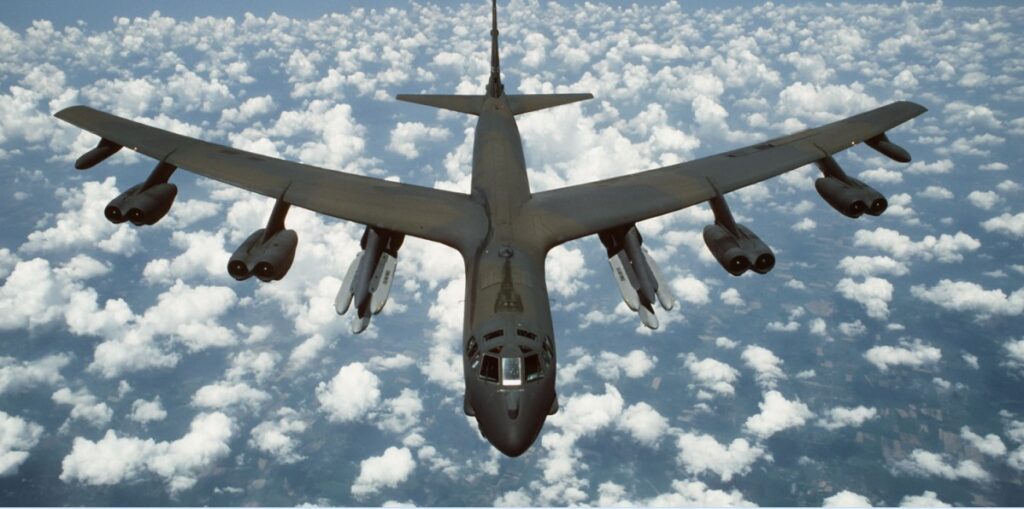 Mε πυρηνική “λαβίδα” σφίγγουν τη Ρωσία οι ΗΠΑ: Μετά τα Β-2Α στέλνουν και στρατηγικά B-52H στη Βρετανία (vid)