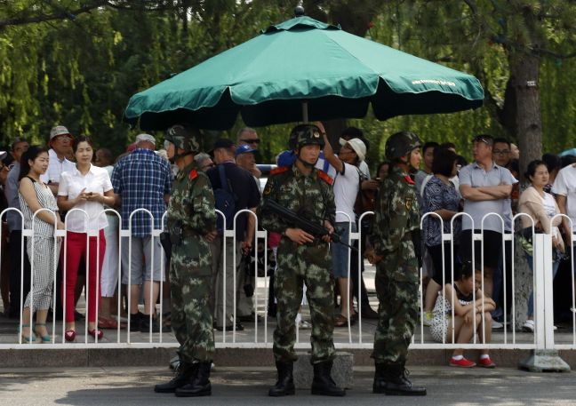Δρακόντεια μέτρα στην πλατεία Τιενανμέν της Κίνας