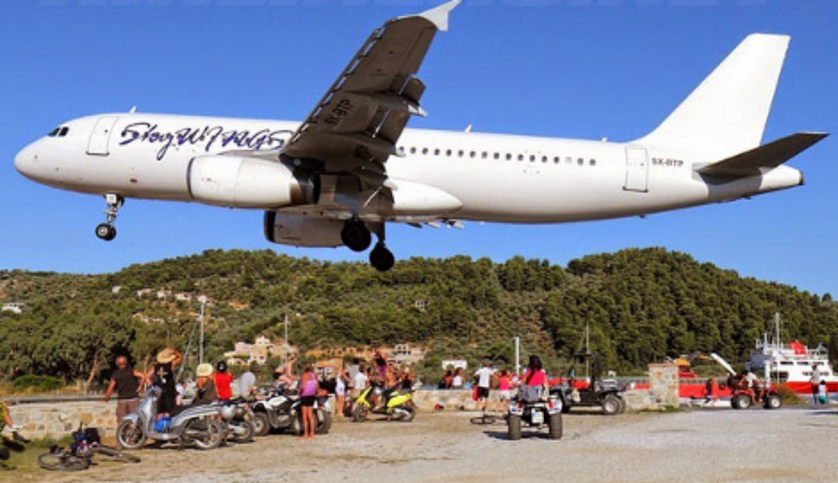 Σκιάθος: Τα αεροπλάνα πετούν ξυστά από τα κεφάλια των λουομένων (vid, εικόνες)