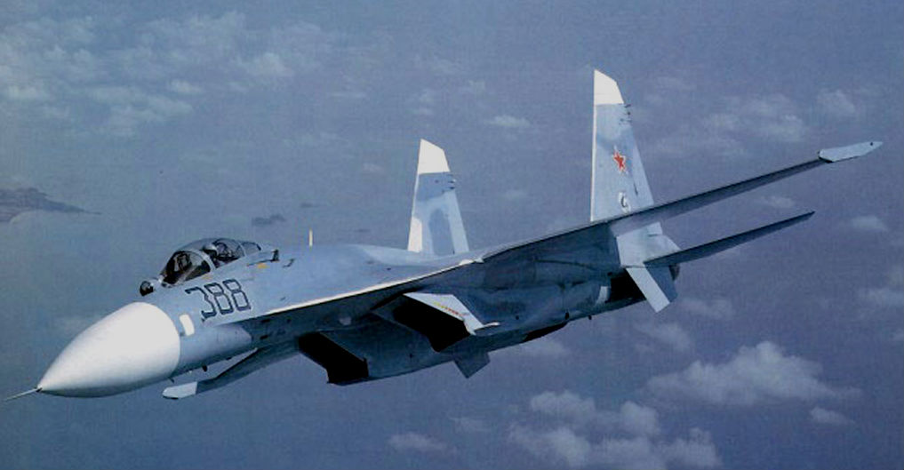 Ρωσικός “τσαμπουκάς”: Πάνοπλο Su-27 πέταξε 30 μέτρα από τη “μύτη” αμερικανικού κατασκοπευτικού RC-135U