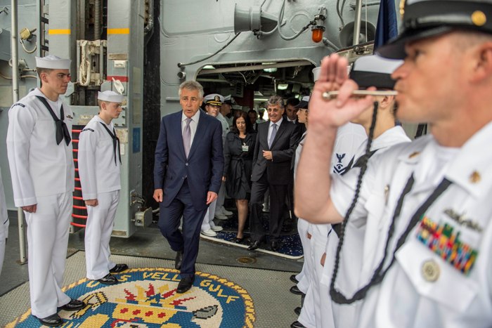Στο USS Vella Gulf στη Μαύρη Θάλασσα ο Αμερικανός υπουργός Άμυνας