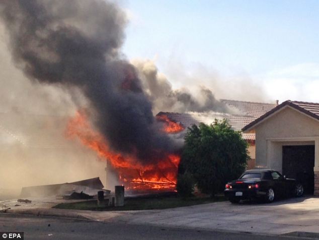 Μαχητικό αεροσκάφος έπεσε πάνω σε σπίτια στην Καλιφόρνια