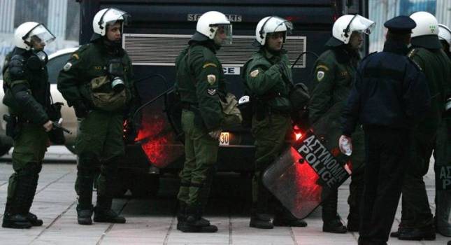 Δεκαέξι συλλήψεις σε Πάτρα, Αττική και Ρόδο για την οπαδική βία [εικόνες]