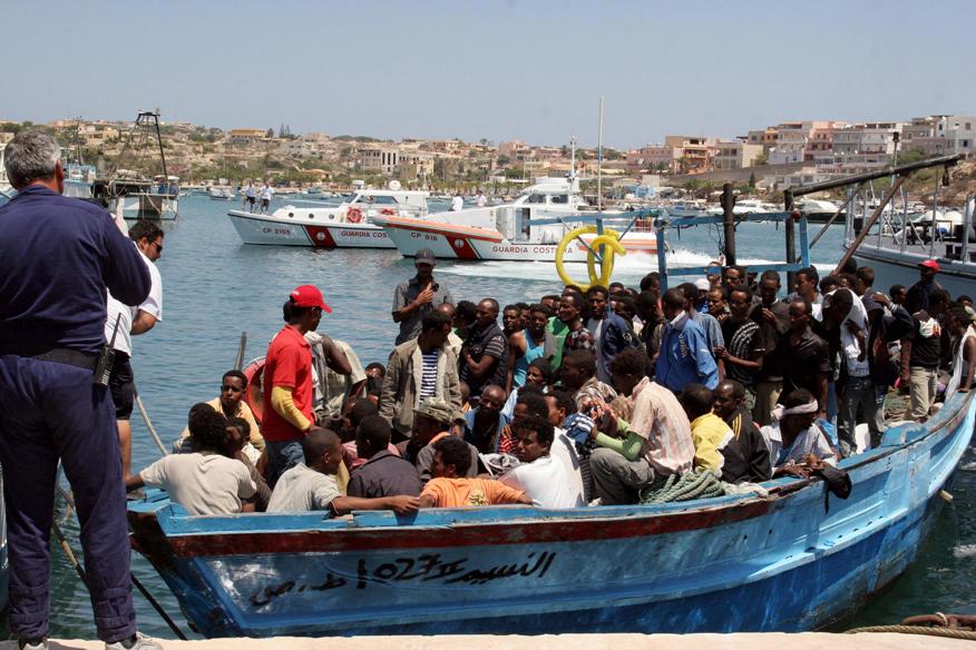 25 πλοία γεμάτα λαθρομετανάστες επιχειρούν να αναχαιτίσουν ΗΠΑ,Ιταλία και Μάλτα