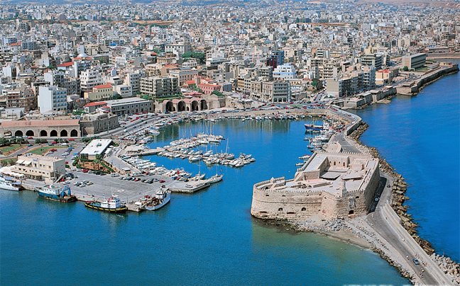 Ηράκλειο: Λιμενικοί έσωσαν γυναίκα από βέβαιο πνιγμό