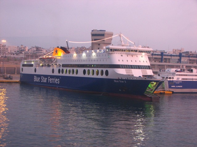 Τρόμος στο πλοίο Blue Star II από τηλεφώνημα για βόμβα [εικόνες]