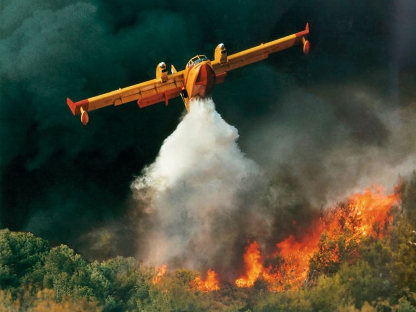 Κάηκαν σπίτια στην Κορινθία – Συνεχίζεται η φωτιά στη Μαλεσίνα