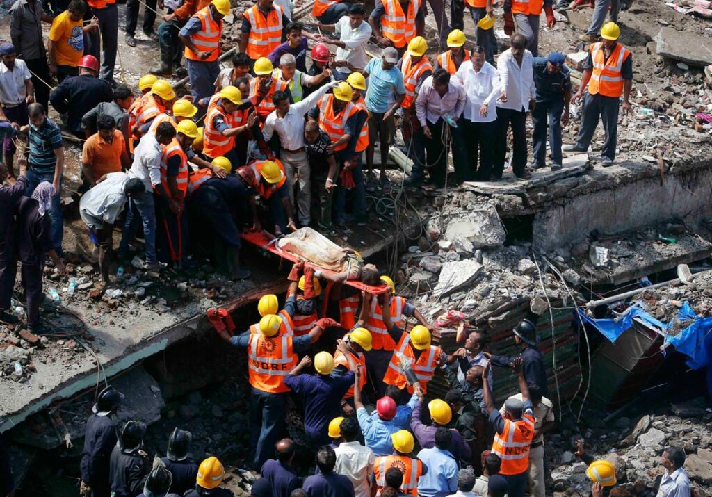 Ινδία: 15 άνθρωποι έχασαν τη ζωή τους από κατάρρευση δύο κτιρίων- 50 εγκλωβισμένοι