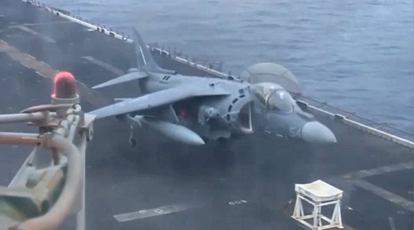 Προσγείωσε ένα AV-8B Harrier πάνω σε ένα “σκαμπό” (vid)